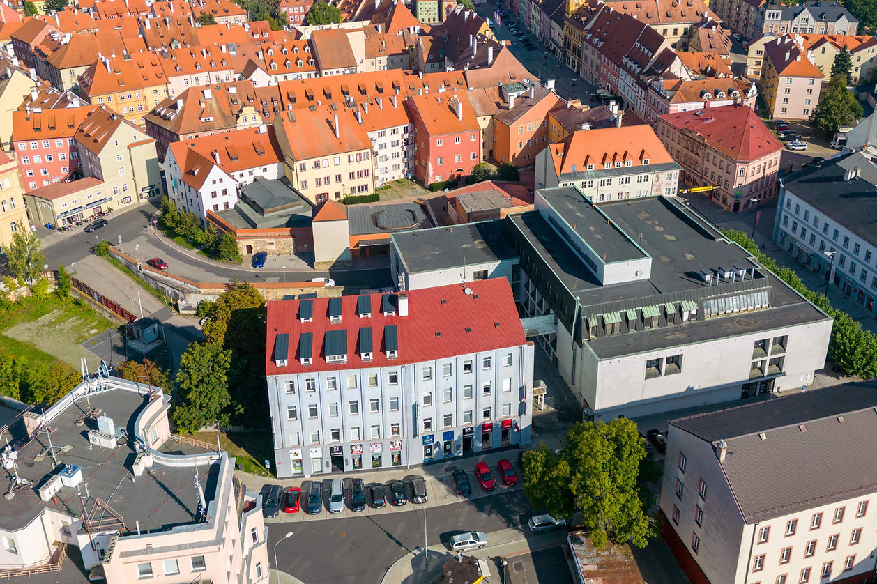 Letecký pohled na sídlo SCH-EKONOM v Chebu — budova Chebana